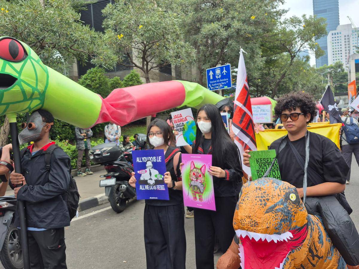 Massa Aksi Darurat Perubahan Iklim mulai long march dari Sudirman menuju ke Patung Kuda dengan pengawalan ketat polisi. (IDN Times/Santi Dewi)