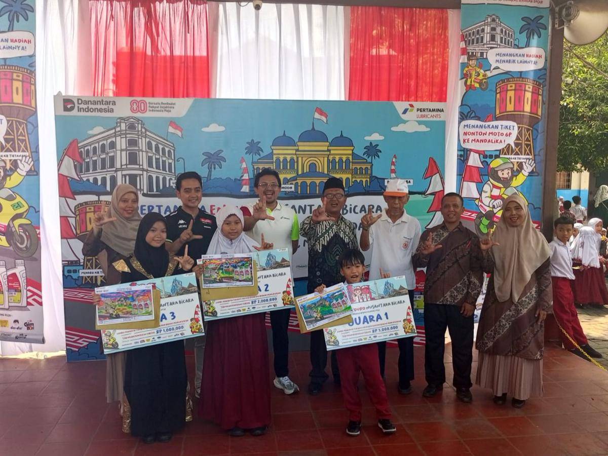 Para pemenang lomba mewarnai yang diselenggarakan Pertamina Enduro di Medan.jpg