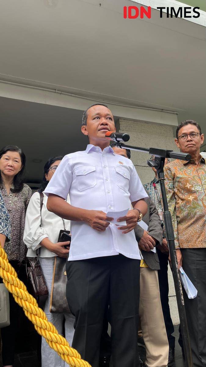 Menteri Energi Sumber Daya Mineral (ESDM), Bahlil Lahadalia memastikan SPBU swasta akan membeli Bahan Bakar Minyak (BBM) mentah dari PT Pertamina (Persero). (IDN Times/Ridwan Aji Pitoko)