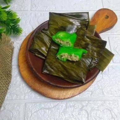 kue bugis ketan jajanan pasar yang dibungkus daun pisang