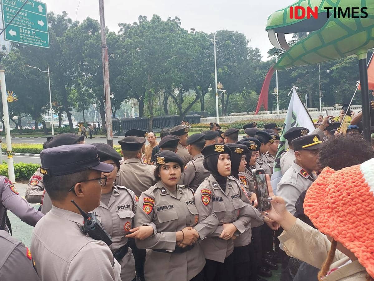 Barikade dipasang polisi untuk menghalangi massa aksi berorasi di depan Patung Kuda. (IDN Times/Santi Dewi)