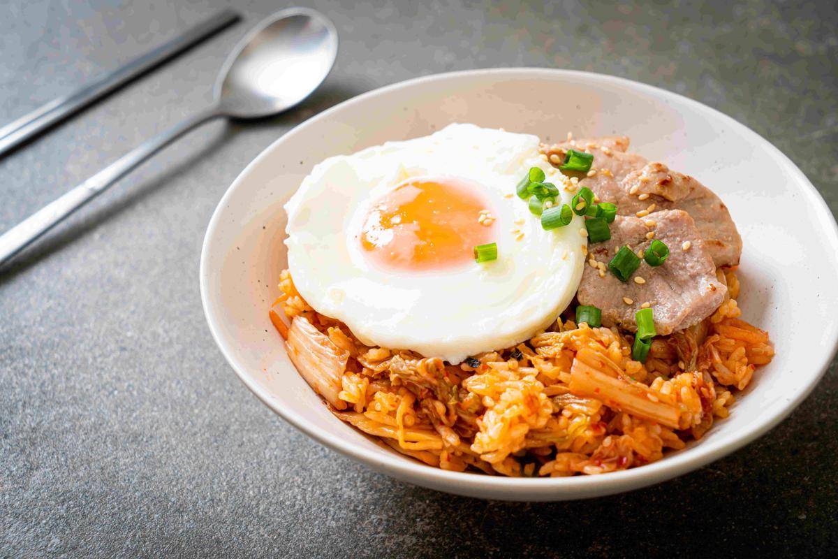 ilustrasi kimchi bokkeumbap (vecteezy.com/Natthapon Ngamnithiporn)