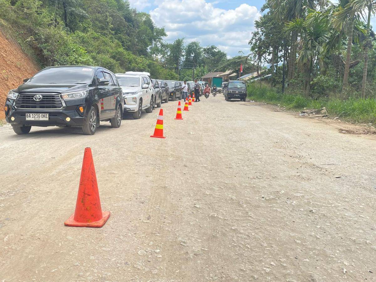 Keadaan jalan penghubung Kabupaten Limapuluh Kota dan Kabupten Tanah Datar (Foto: IDN Times/Halbert Caniago)