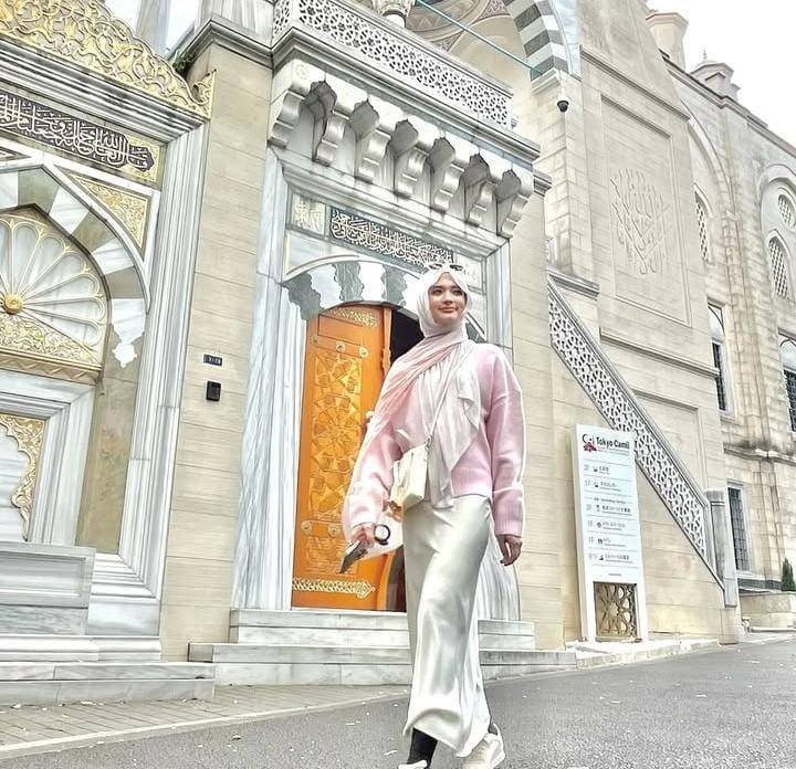 potret Inara Rusli jalan-jalan di Jepang