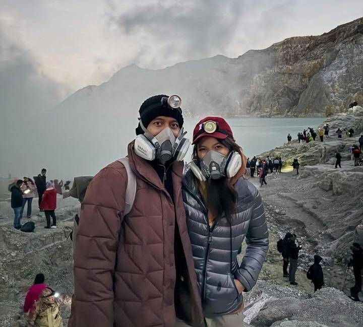 potret Sabrina Anggraini dan Belva di Kawah Ijen