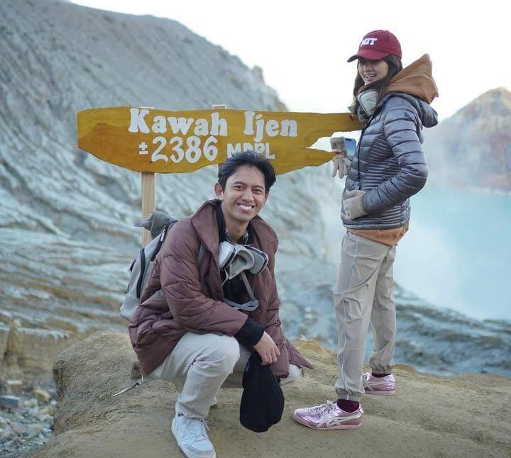 potret Sabrina Anggraini dan Belva di Kawah Ijen