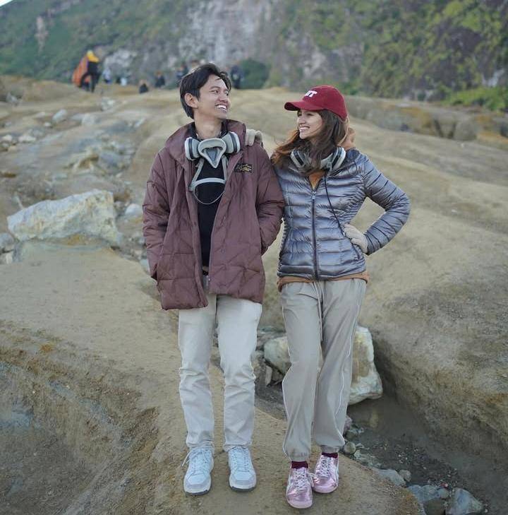 potret Sabrina Anggraini dan Belva di Kawah Ijen