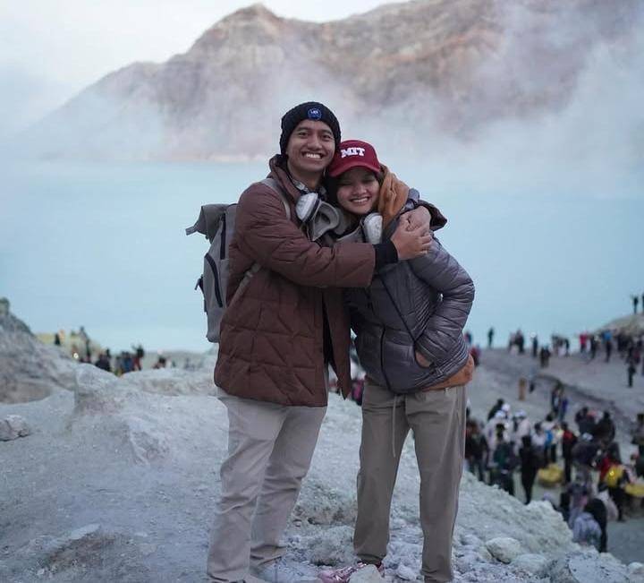 potret Sabrina Anggraini dan Belva di Kawah Ijen