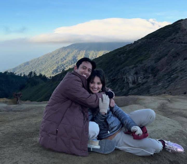 potret Sabrina Anggraini dan Belva di Kawah Ijen