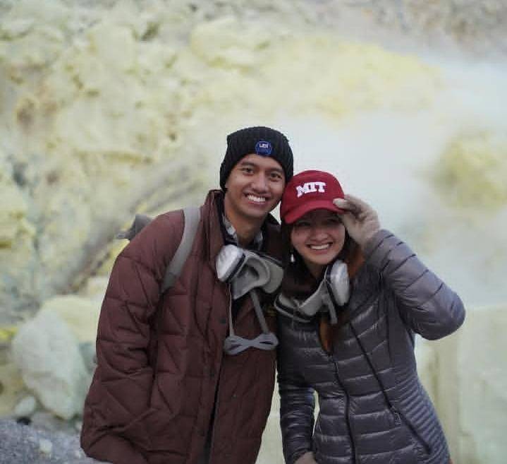 potret Sabrina Anggraini dan Belva di Kawah Ijen