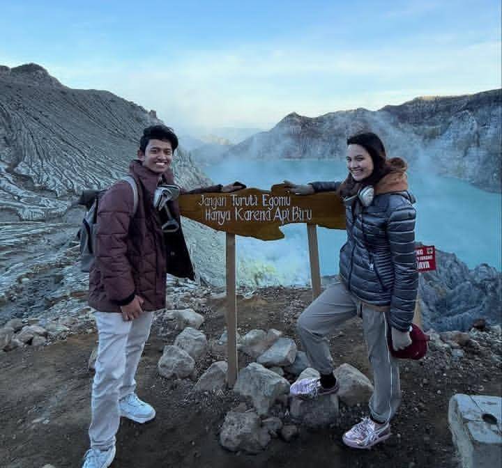 potret Sabrina Anggraini dan Belva di Kawah Ijen