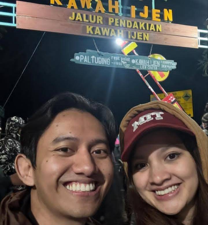 potret Sabrina Anggraini dan Belva di Kawah Ijen