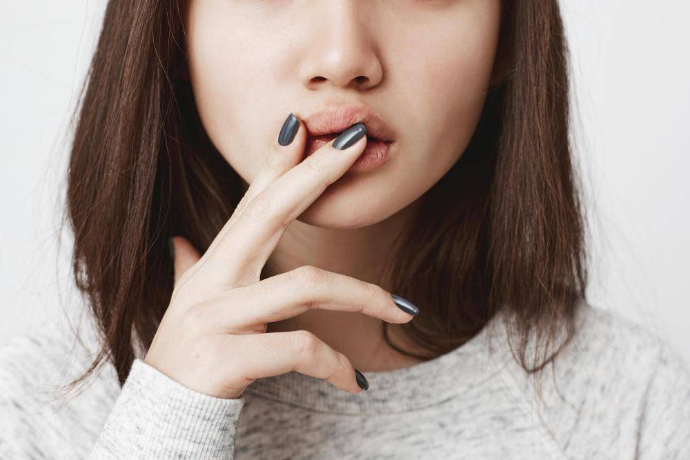 ilustrasi memegang bibir (freepik.com/Cookie_studio) 