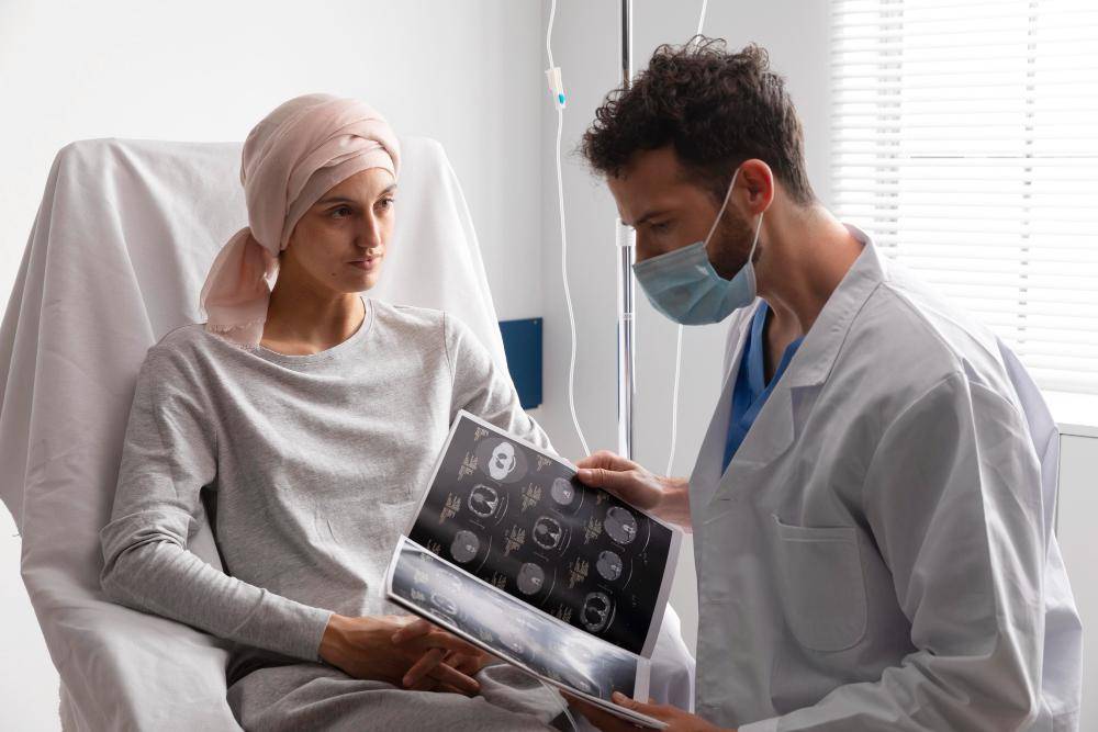 ilustrasi dokter menjelaskan kondisi pasien kanker (freepik.com/freepik) 