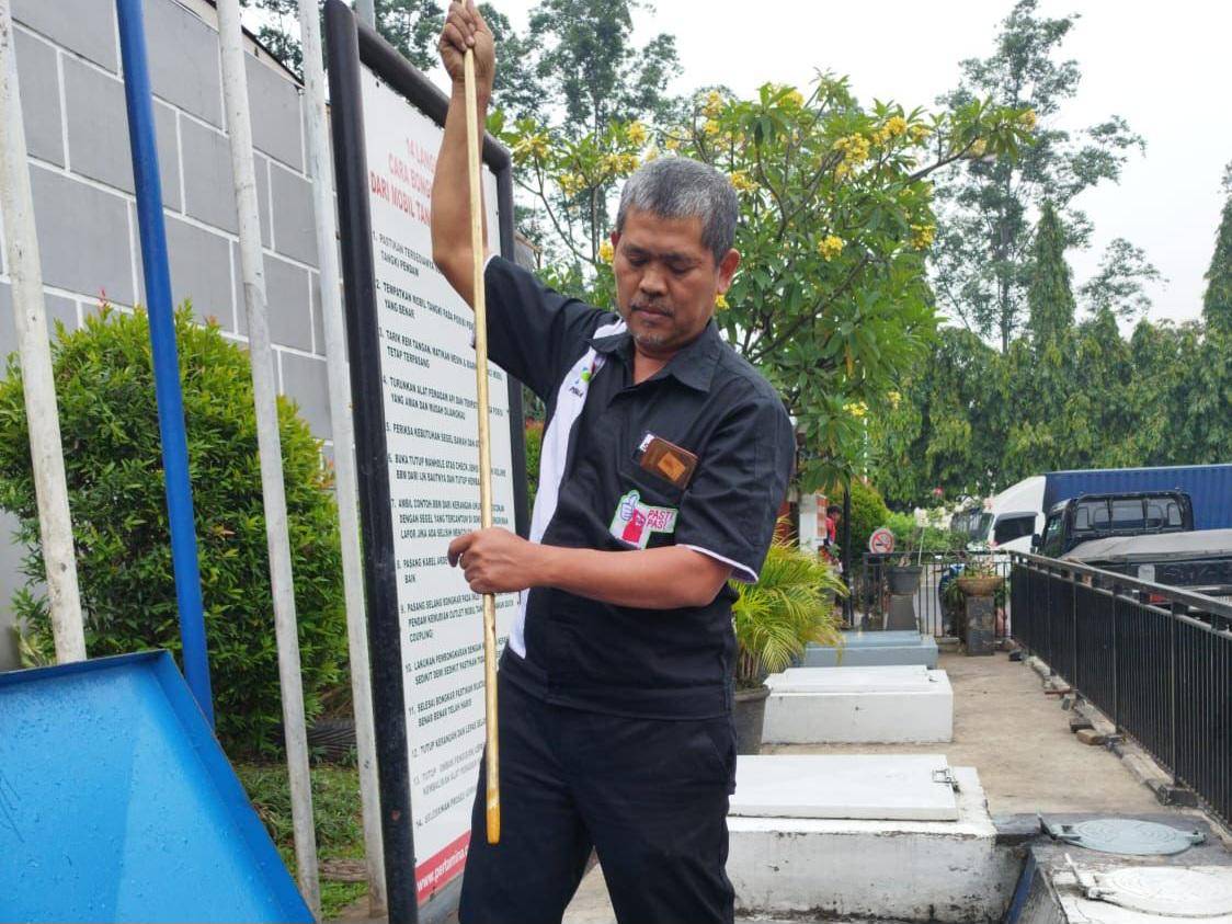 Pengecekan kualitas BBM di SPBU Kebon Nanas (Dok. Pertamina Patra Niaga Regional JBB)