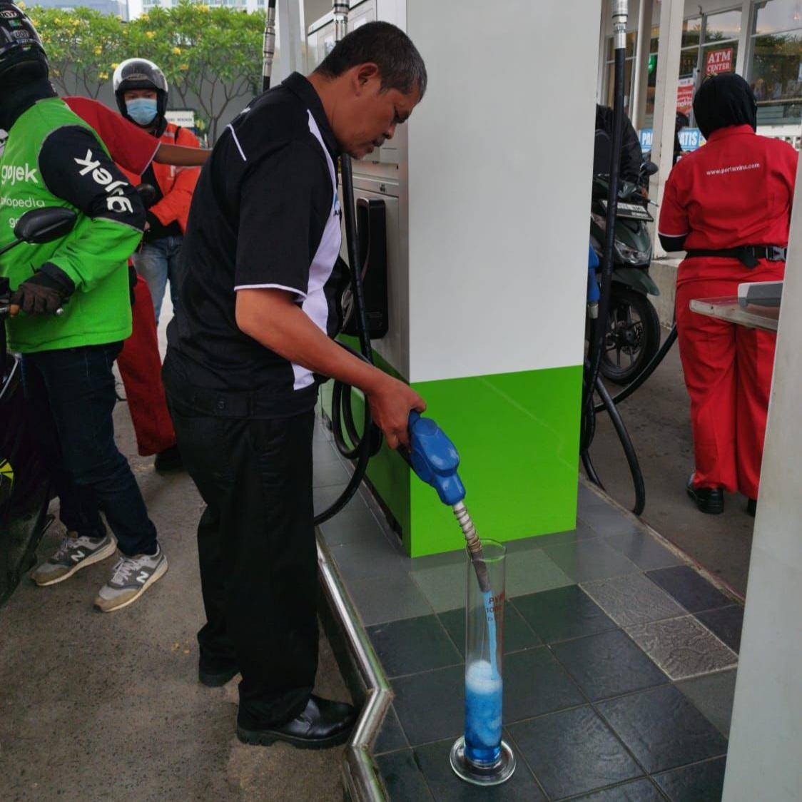 Pengecekan kualitas BBM di SPBU Kebon Nanas (Dok. Pertamina Patra Niaga Regional JBB)