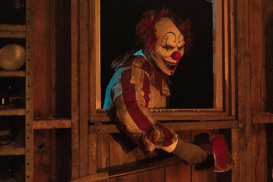 adegan dalam film Clown in a Cornfield