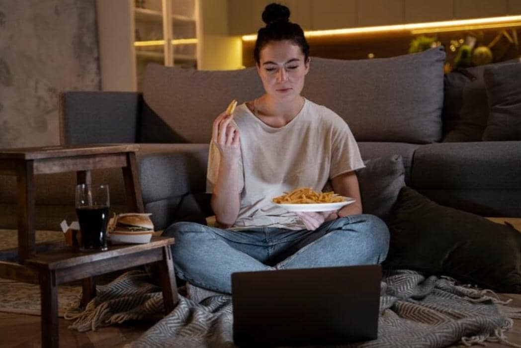 Makan Sambil Menonton (freepik.com/freepik) 