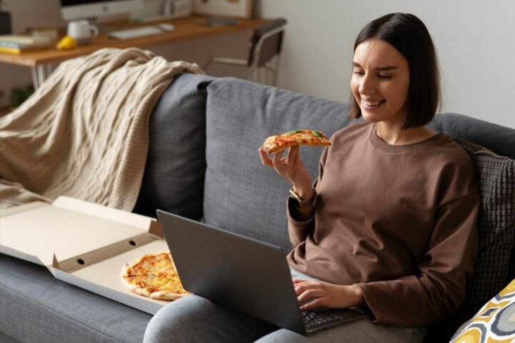 Makan Sambil Menonton (freepik.com/freepik) 