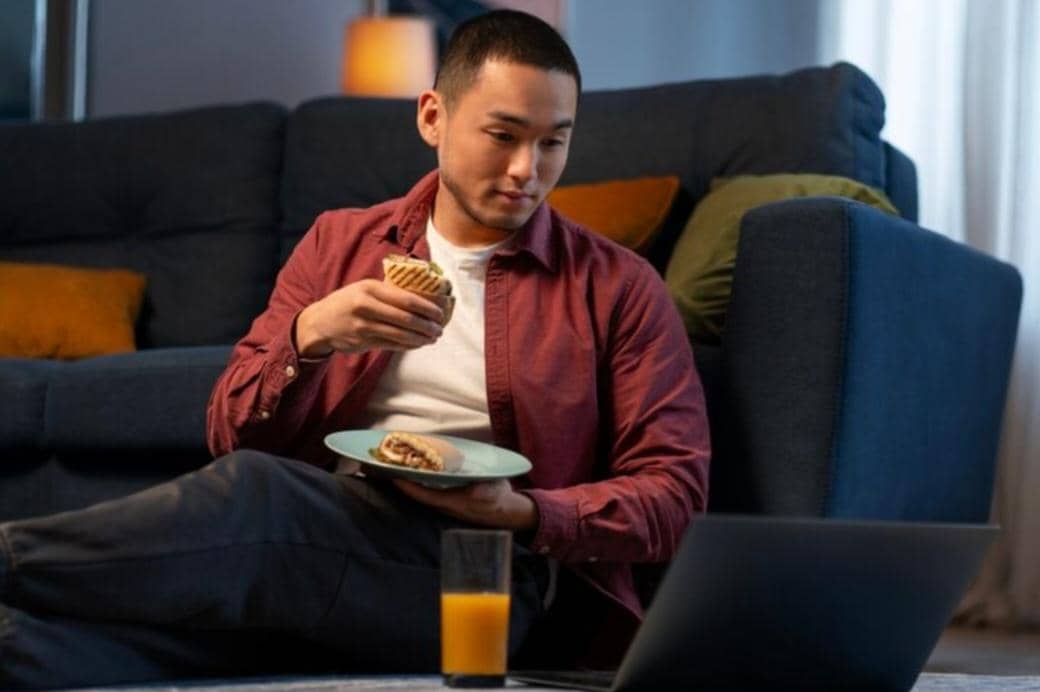 Makan Sambil Menonton