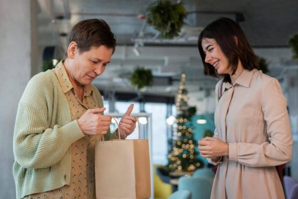 Memberi Hadiah Ke Pelanggan (freepik.com/freepik) 