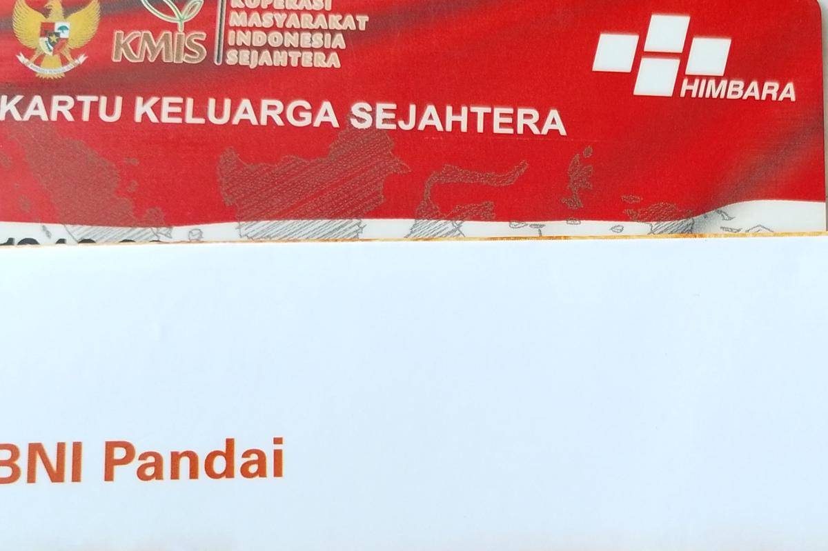 Buku tabungan  penerima manfaat PKH. IDN Times/Riyanto.