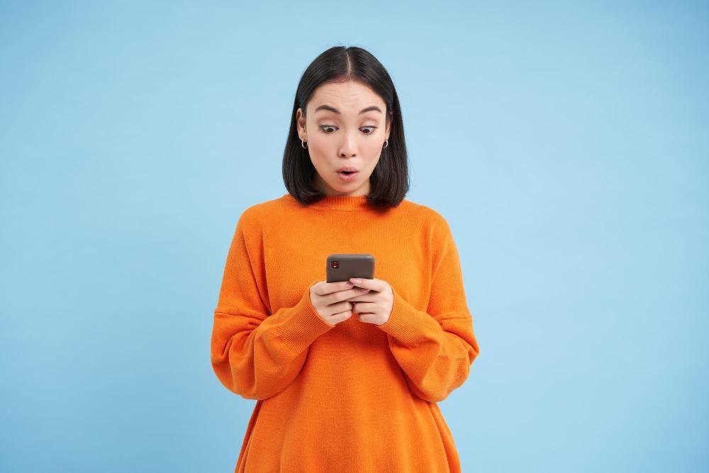 ilustrasi perempuan memandang handphone (freepik.com/benzoix)