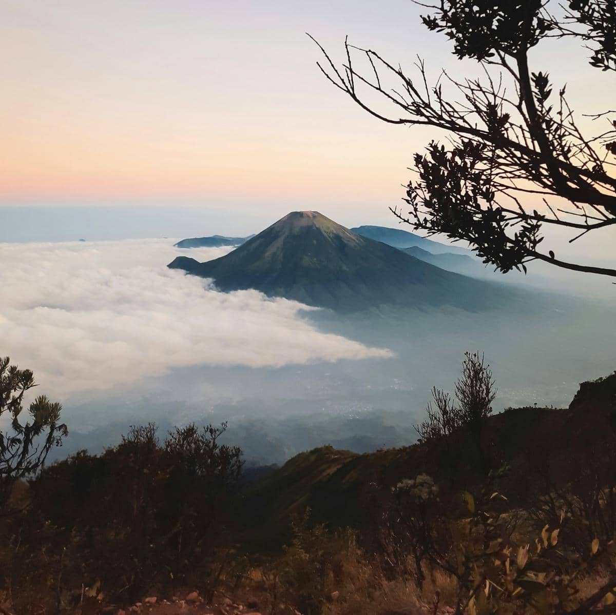 Ilustrasi Gunung Sumbing (unsplash.com/Alvian Hasby)