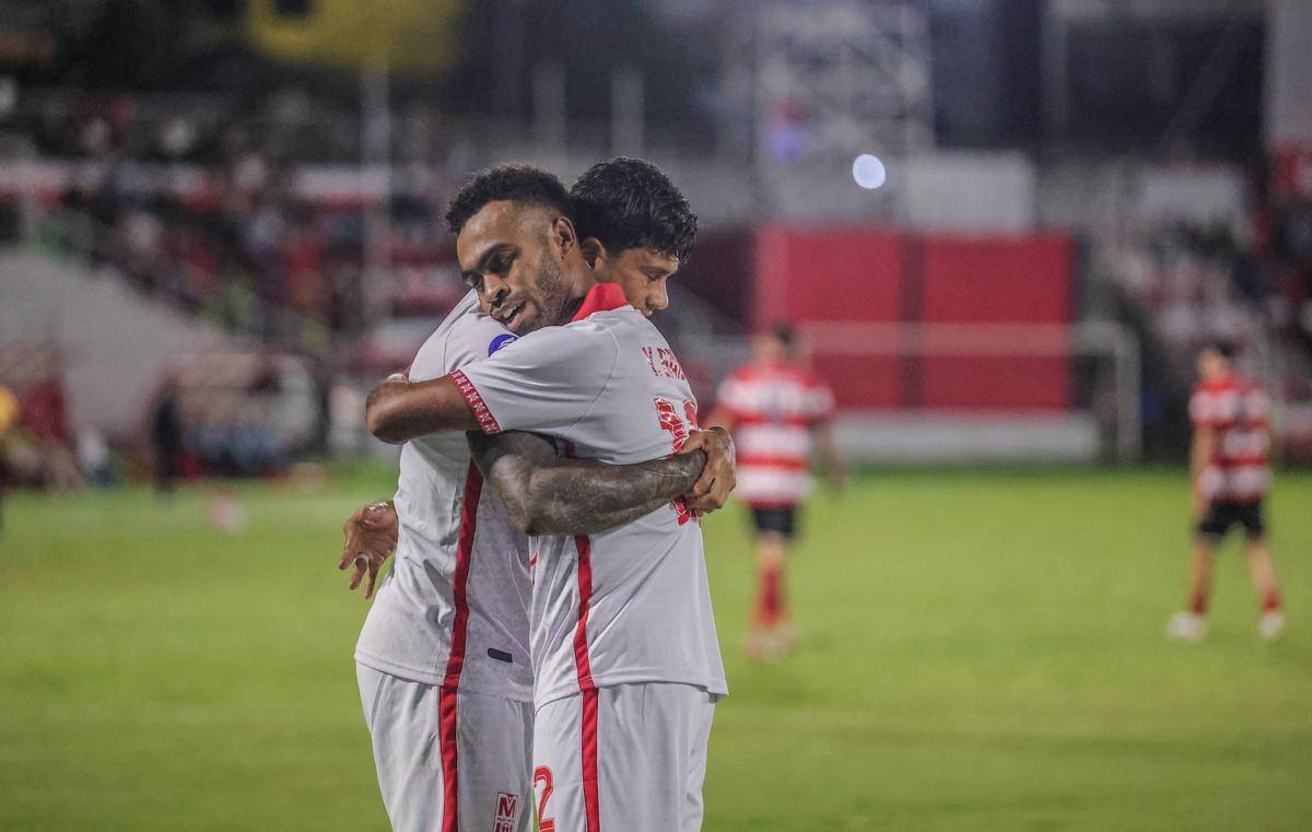 Pesepak bola Malut United Ciro Henrique Alves Ferreira E Silva (kiri) berpelukan dengan Yakob Sayuri (kanan) usai mencetak gol ke gawang Madura United pada pertandingan BRI Super League 2025-2026 di Stadion Gelora Kie Raha Ternate, Maluku Utara, Jumat (19/9/2025). (ANTARA FOTO/Andri Saputra/YU)