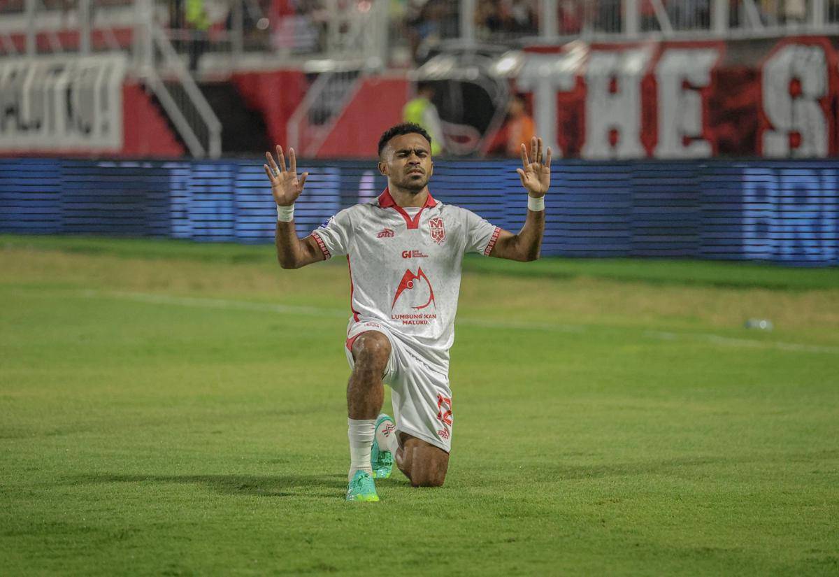 Pesepak bola Malut United Yakob Sayuri melakukan selebrasi usai mencetak gol ke gawang Madura United pada pertandingan BRI Super League 2025-2026 di Stadion Gelora Kie Raha Ternate, Maluku Utara, Jumat (19/9/2025). (ANTARA FOTO/Andri Saputra/YU)