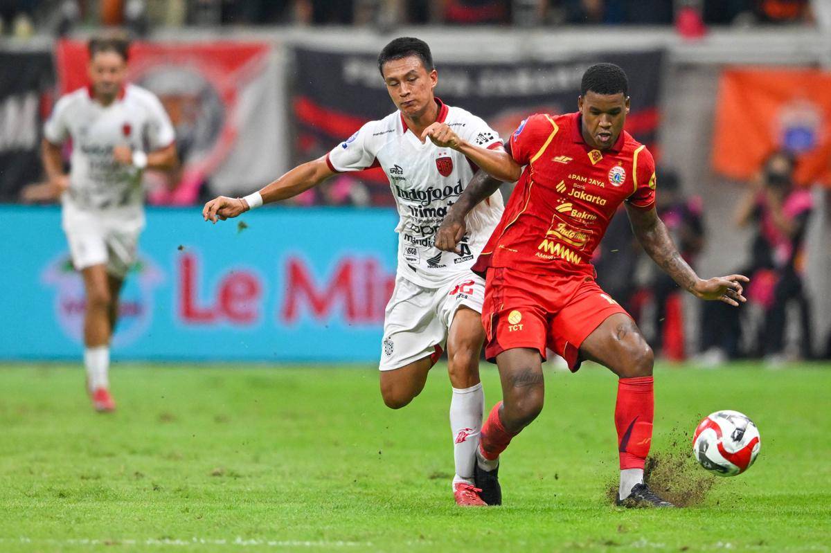 Pesepak bola Persija Jakarta Alan Cardoso (kanan) berebut bola dengan pesepak bola Bali United Maouri Ananda (kedua kanan) pada pertandingan BRI Super League di Jakarta International Stadium (JIS), Jakarta, Minggu (14/9/2025). (ANTARA FOTO/Fauzan/rwa.)
