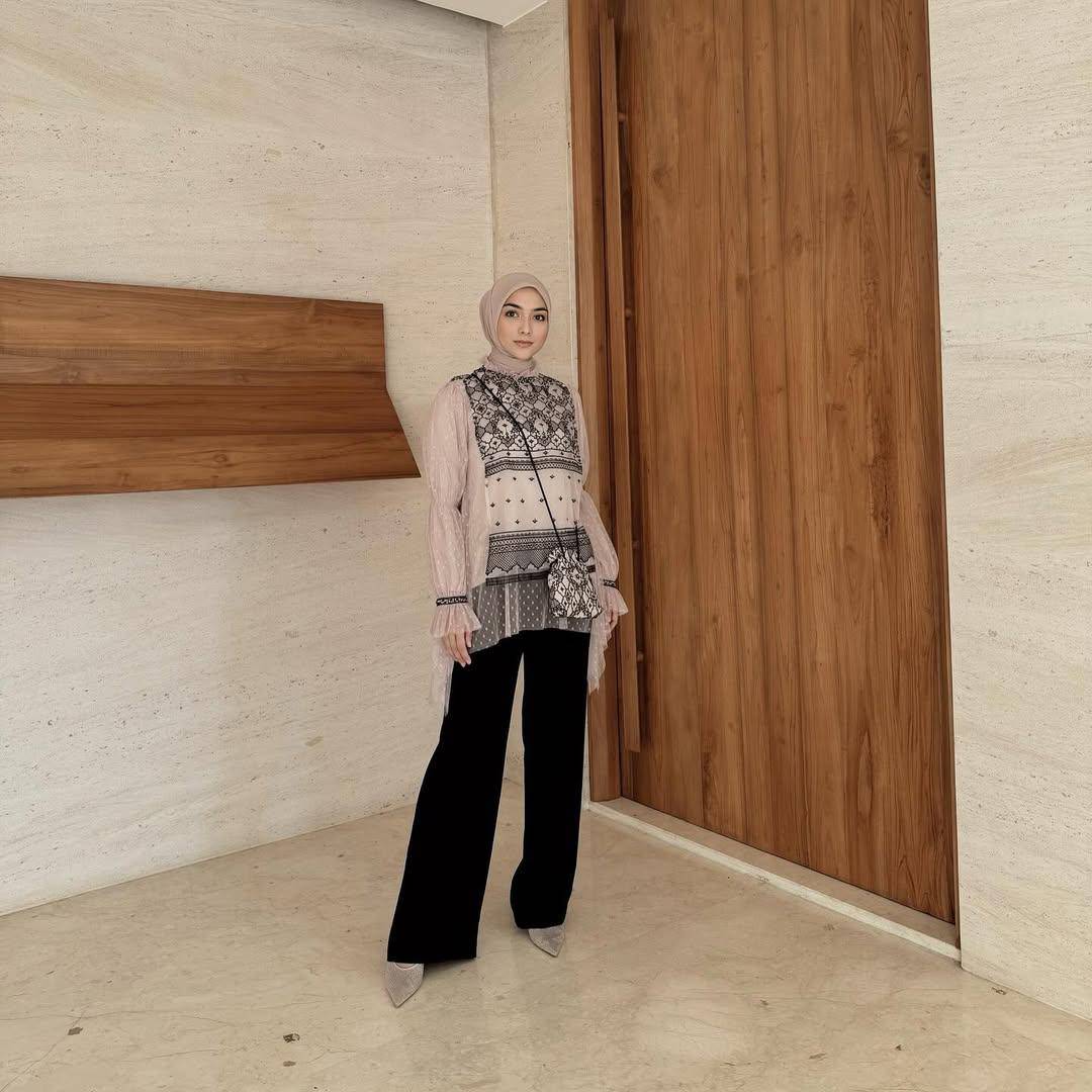 inspirasi outfit kondangan dengan blouse (instagram.com/citraciki)