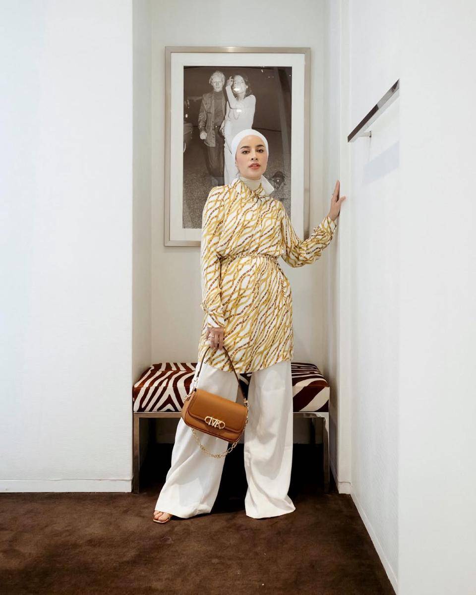 inspirasi outfit kondangan dengan blouse (instagram.com/emyaghnia)