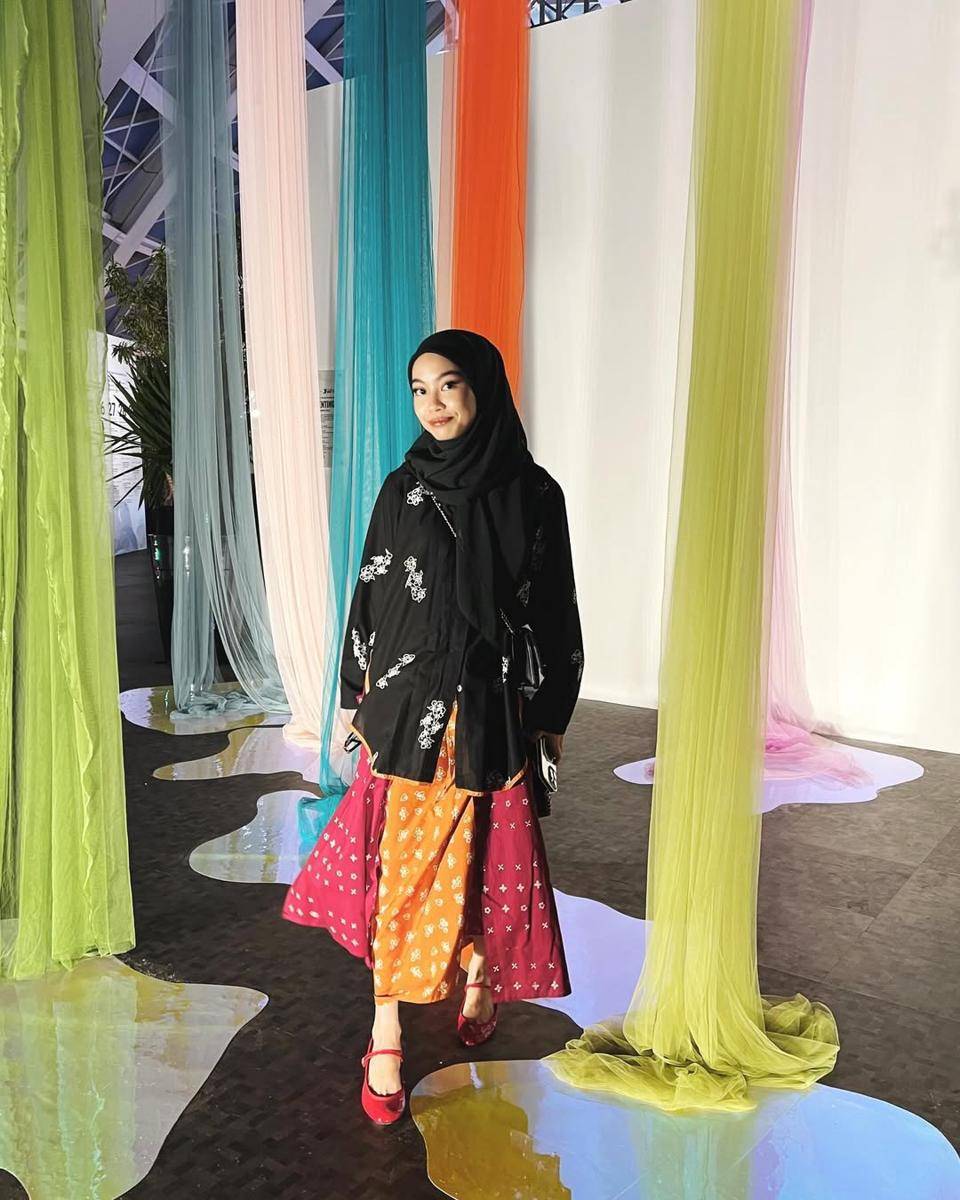 inspirasi outfit kondangan dengan blouse (instagram.com/ntsana)