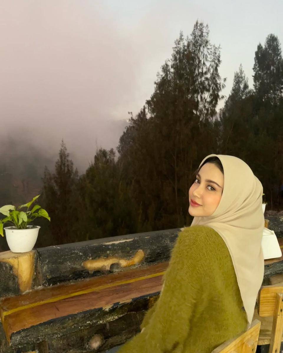 makeup natural ala Miskah Shafa (instagram.com/miskashf)