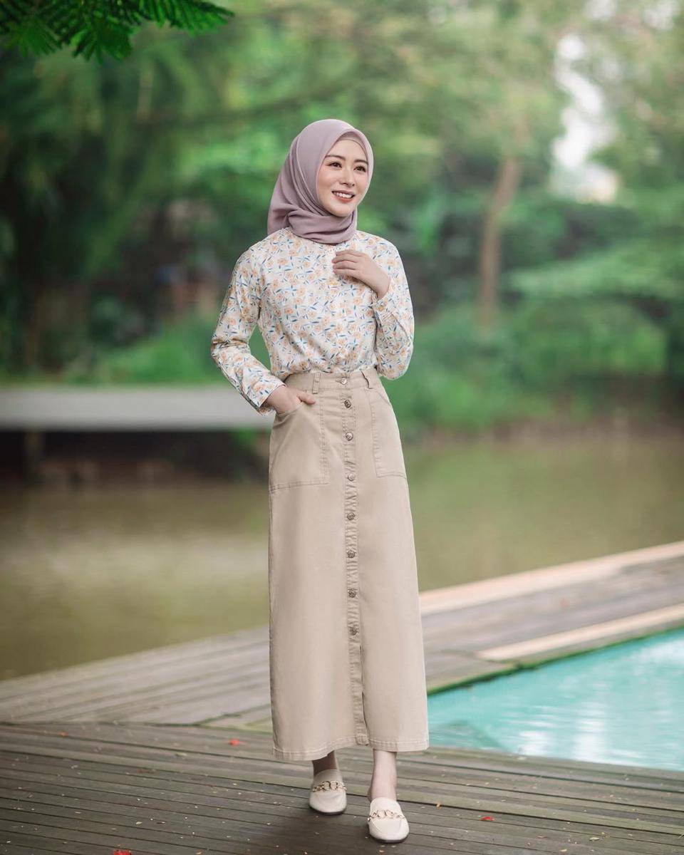 inspirasi outfit kondangan dengan blouse (instagram.com/xolovelyayana)