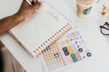 ilustrasi menyusun jadwal (unsplash.com/alexawilliams)