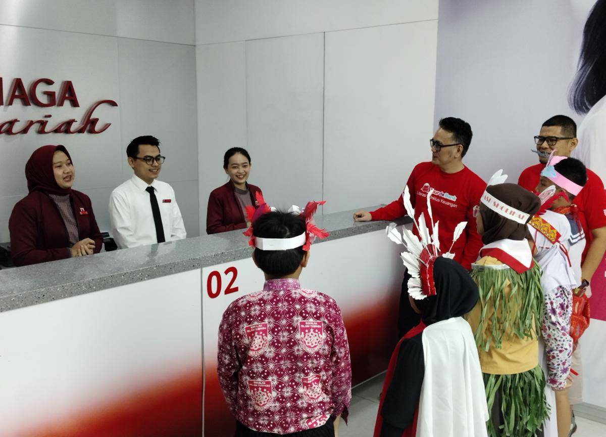 Anak-anak SD saat bercakap-cakap dengan teller bank CIMB Niaga (IDN Times/Eko Agus Herianto)