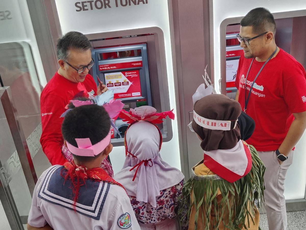 Anak-anak SD saat diajarkan di mesin ATM (IDN Times/Eko Agus Herianto)