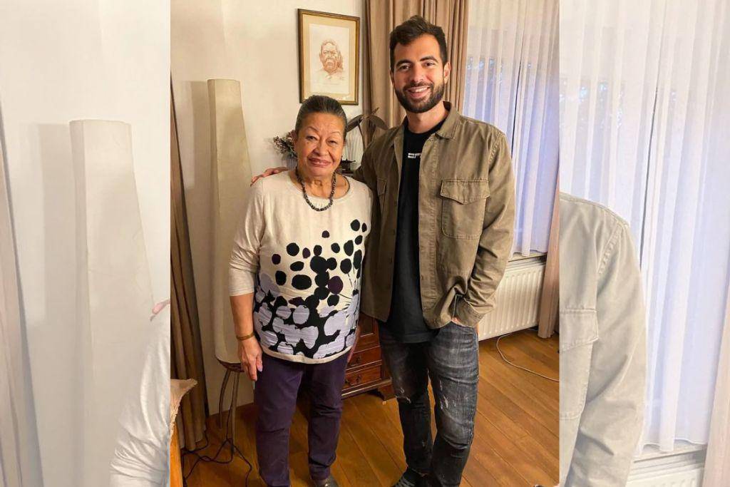 Jordi Amat berpose bersama sang nenek dalam foto yang diunggah pada 15 November 2021. (Instagram.com/jordiamat5)