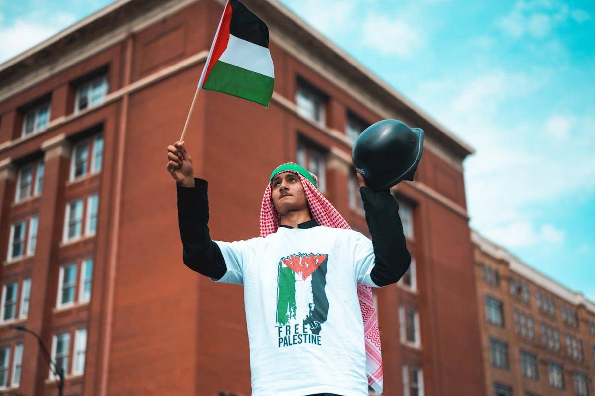 ilustrasi statement tee bertuliskan free Palestina (www.pexels.com/Alfo Medeiros)