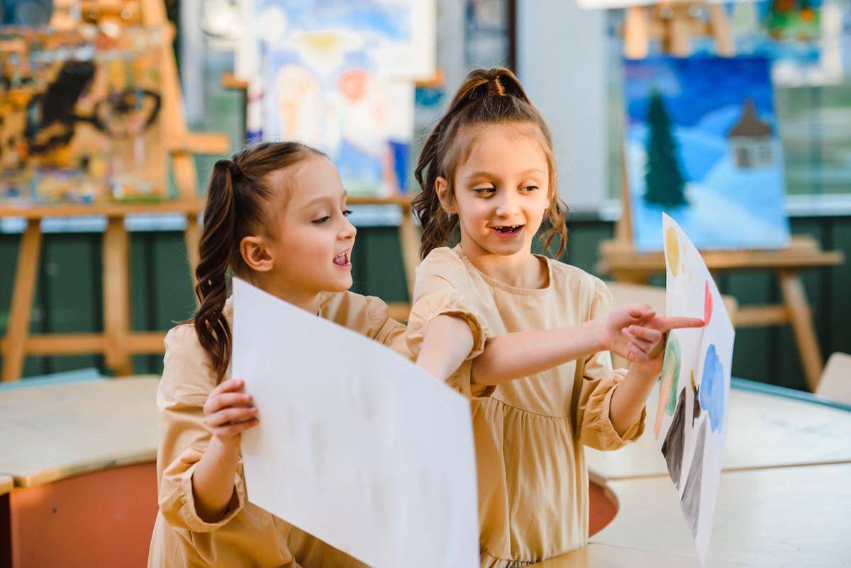ilustrasi dua anak bermain (pexels.com/Anastasia  Shuraeva)
