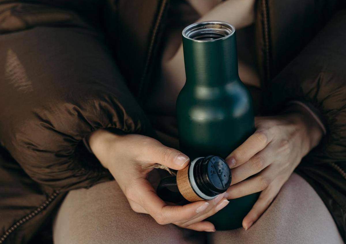 ilustrasi botol tumbler berisi air panas (pexels.com/cottonbro studio)