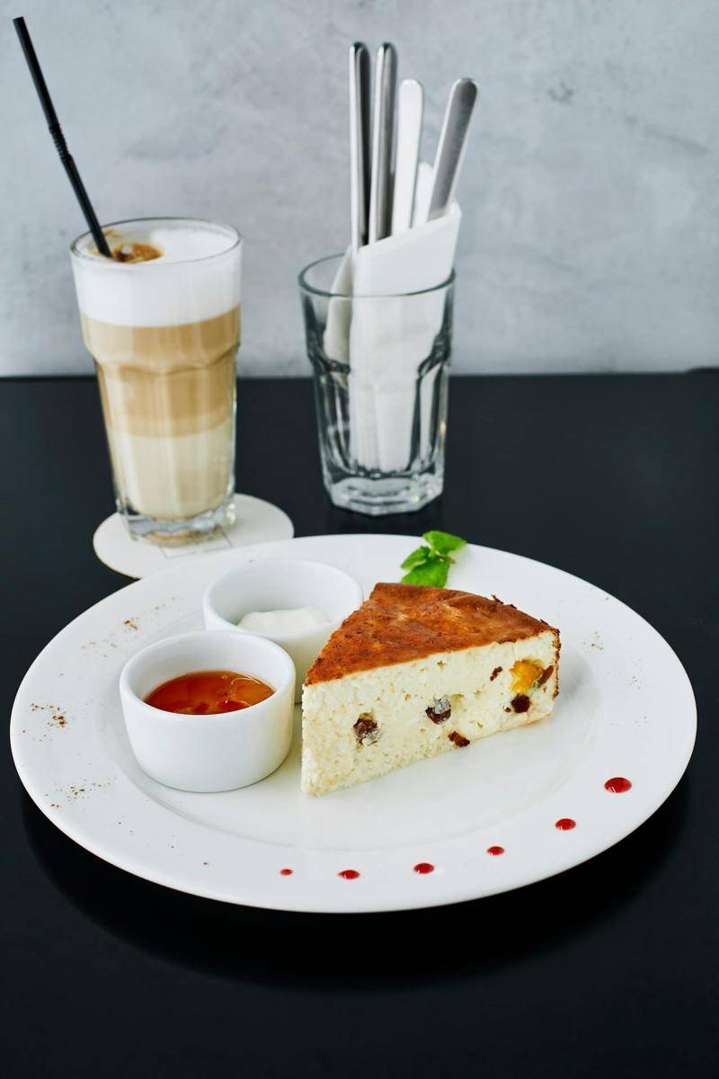 ilustrasi kismis cheesecake yang disajikan bersama latte (pexels.com/Electra Studio)