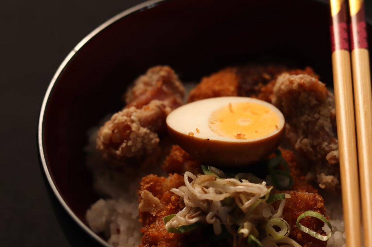 ilustrasi spicy chicken rice bowl KFC Thailand 