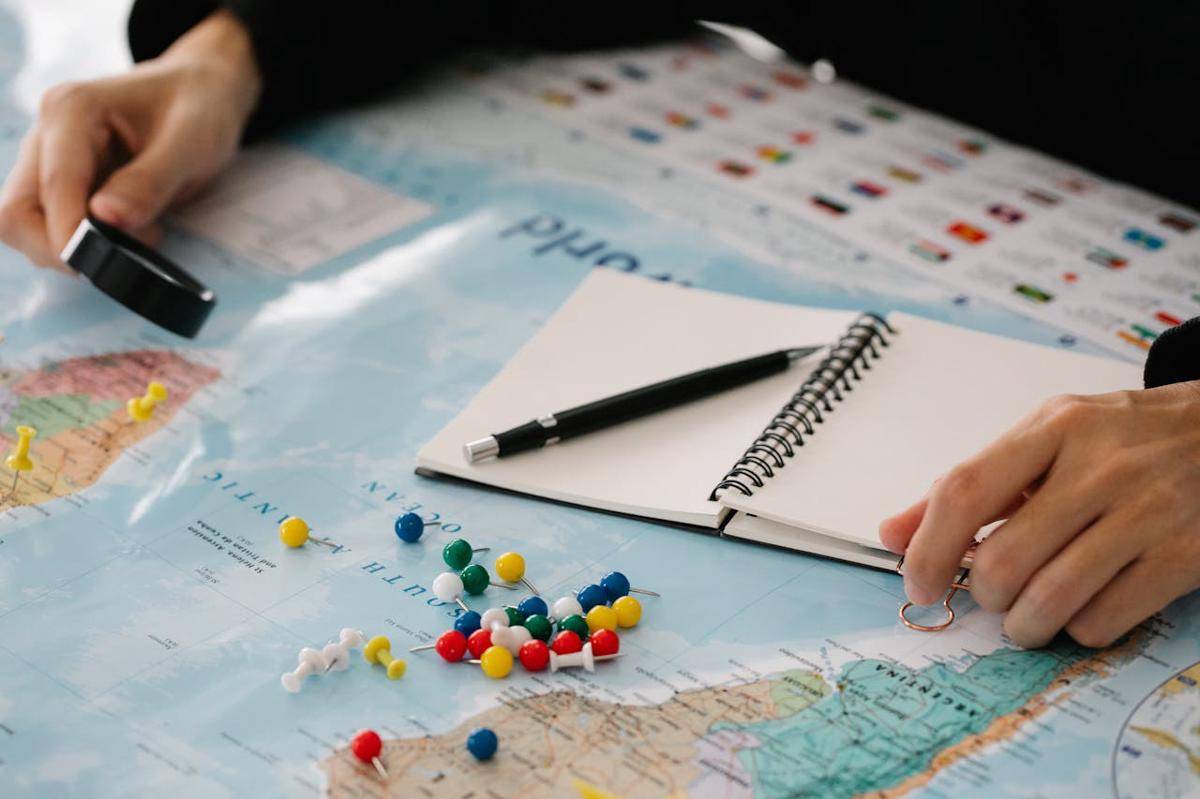 ilustrasi seseorang sedang membuat itinerary