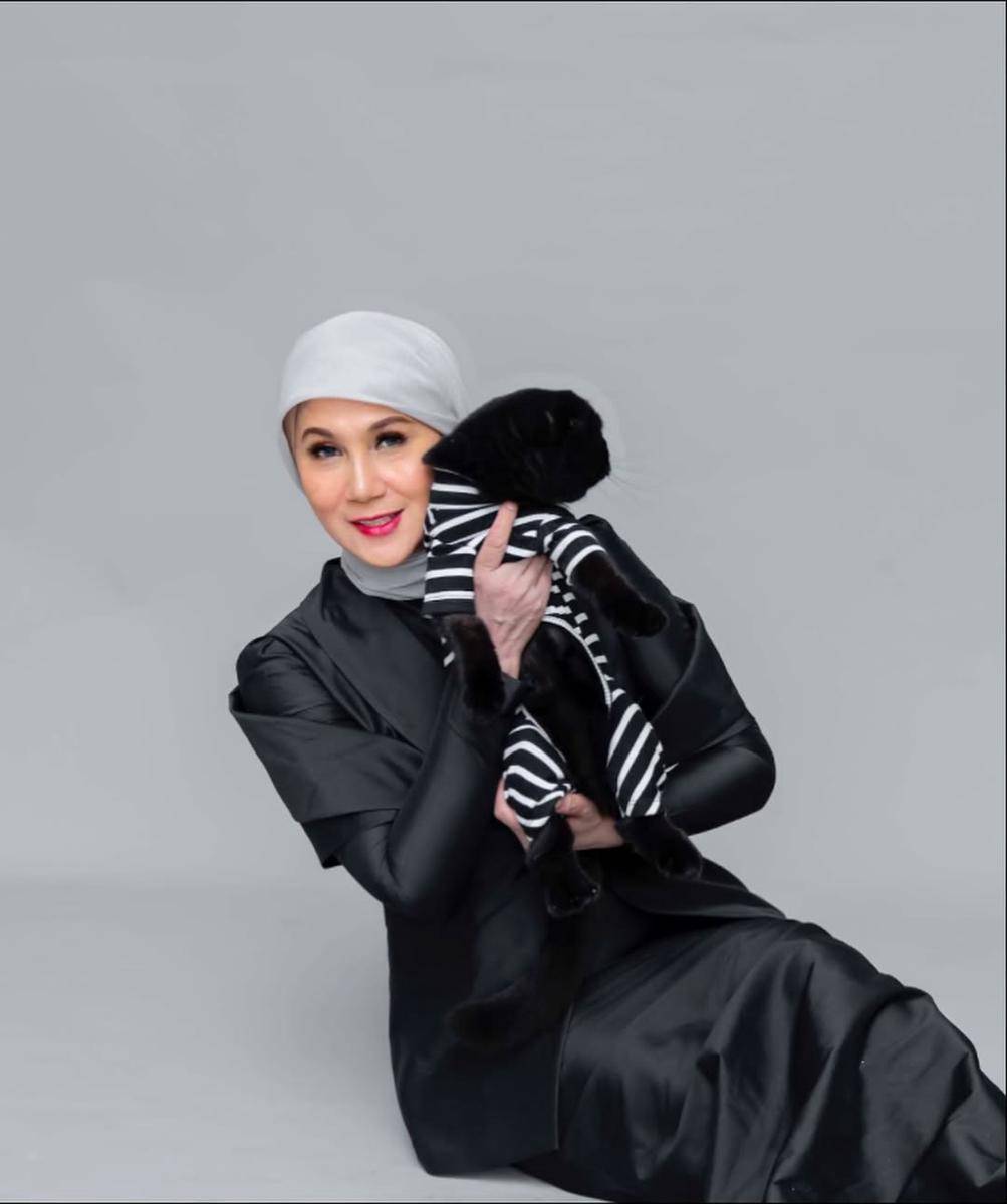 potret Marini Zumarnis dan kucing kesayangan
