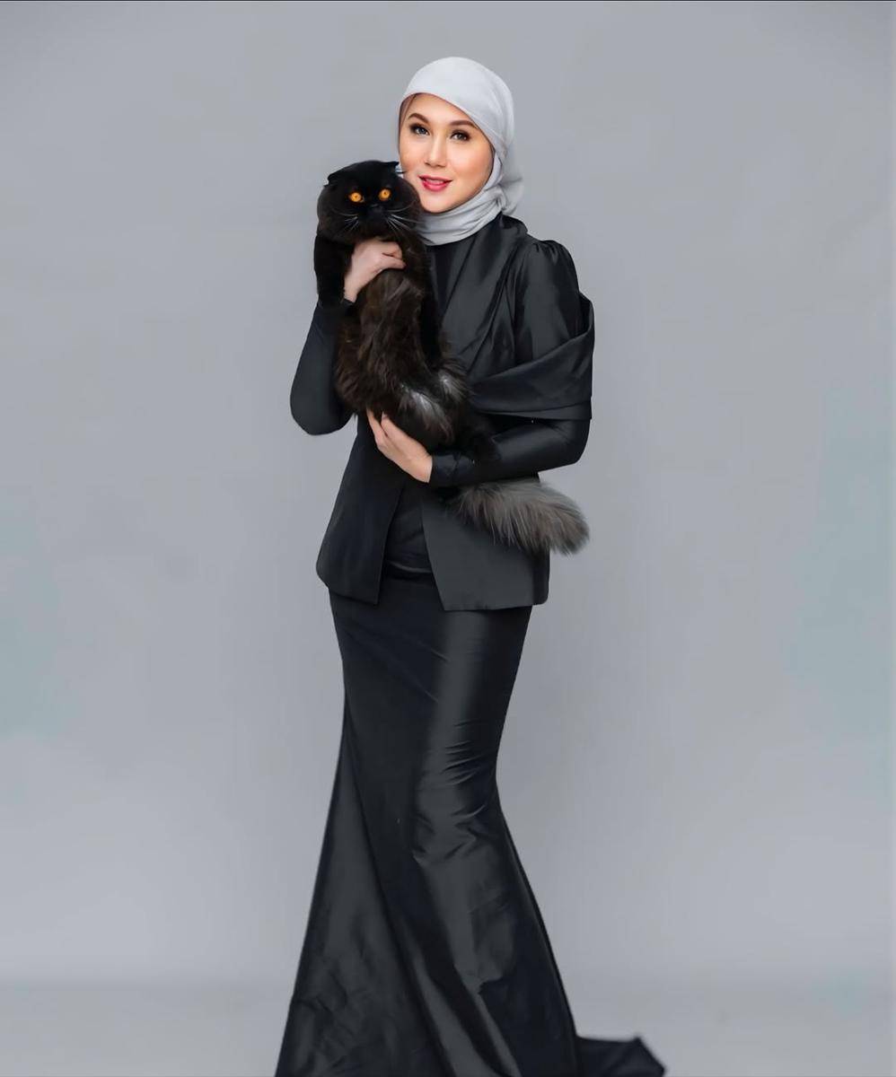 potret Marini Zumarnis dan kucing kesayangan