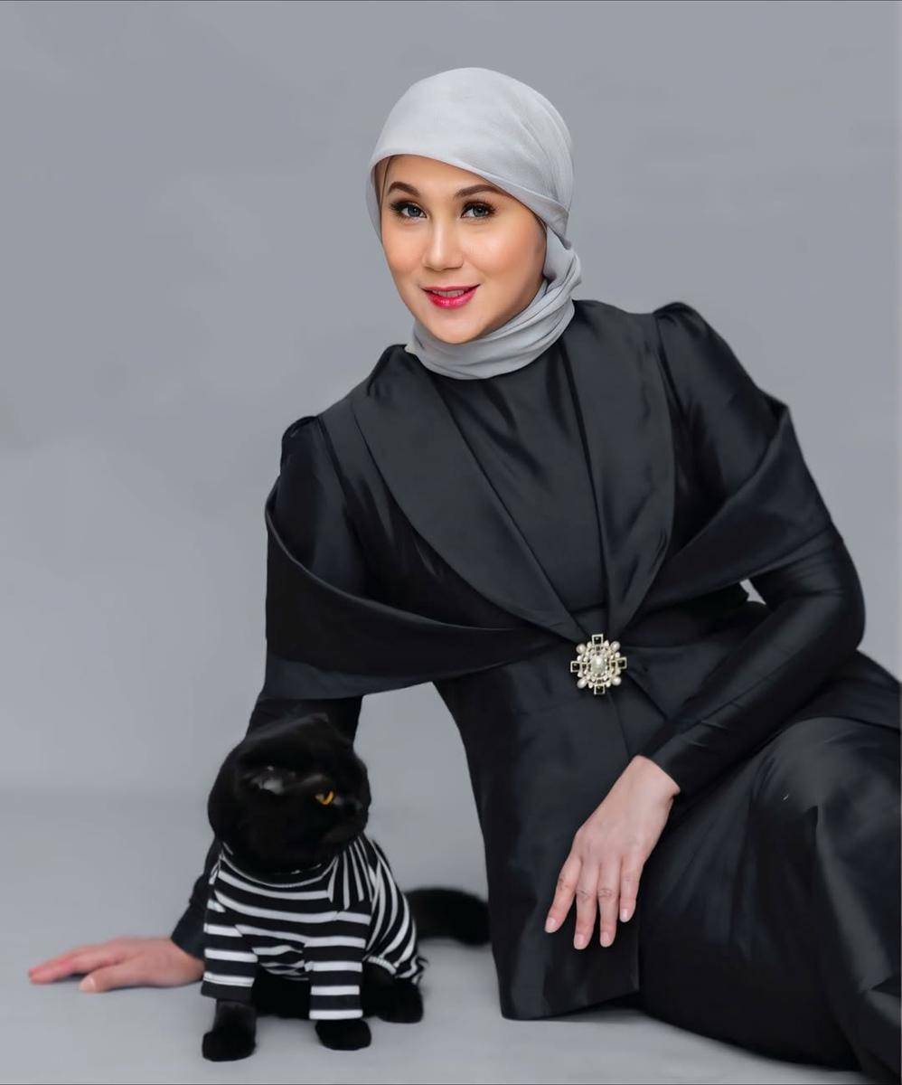 potret Marini Zumarnis dan kucing kesayangan
