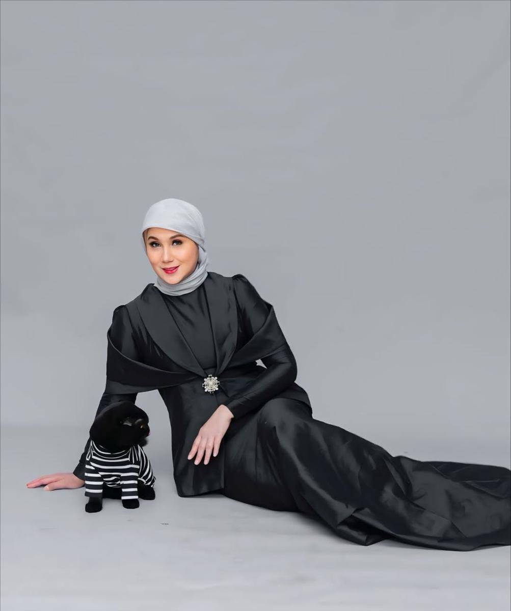 potret Marini Zumarnis dan kucing kesayangan